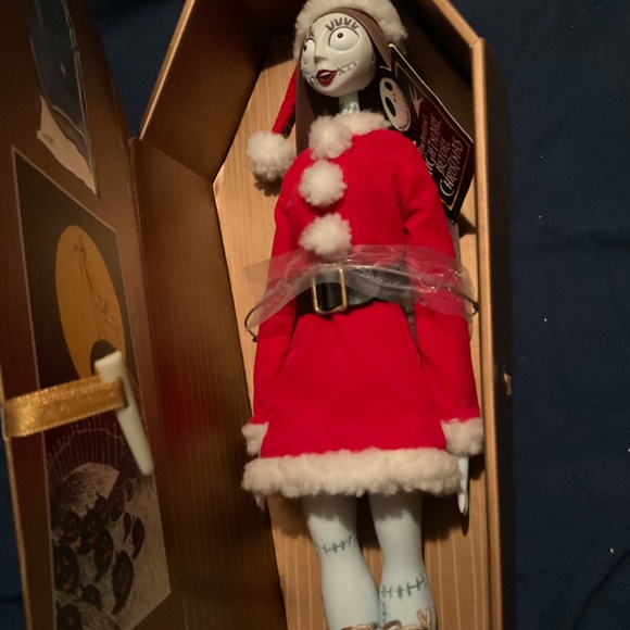 Nightmare Before Christmas    SALLY  IN SANTA SUIT  2000 pcs  buy JUN PLANNING - Picture 3 of 4